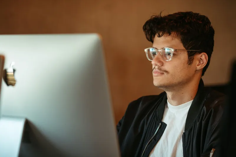 La Geometria degli Occhiali al Servizio della Concentrazione: Guida per il Professionista Digitale