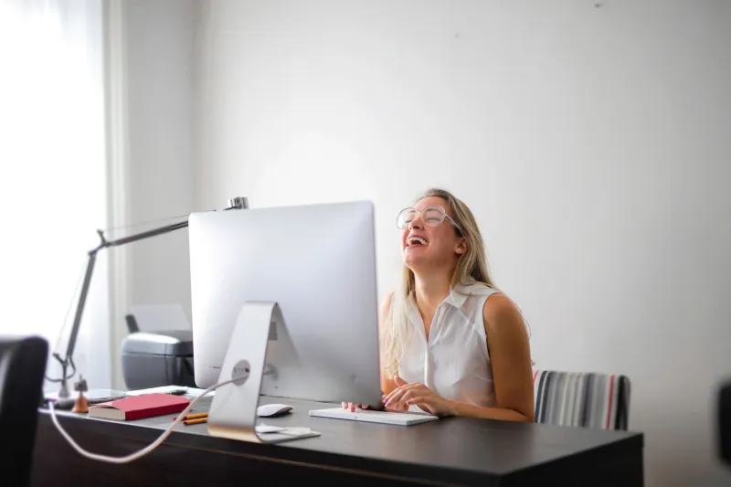 Occhi al Lavoro, Stile Intatto: Come Scegliere la Montatura che Protegge e Rappresenta