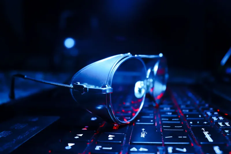 La Quiete sulla Scrivania: Perché una Montatura Essenziale è l'Antidoto al Rumore Visivo Digitale