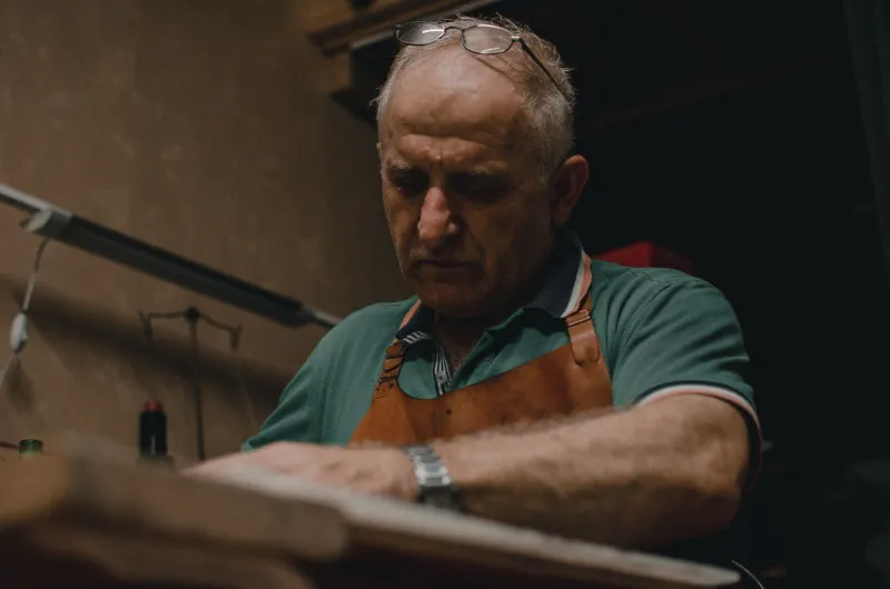 Artigianato Contro la Corsa al Ribasso: Perché una Montatura Italiana Vale Ogni Centesimo Investito