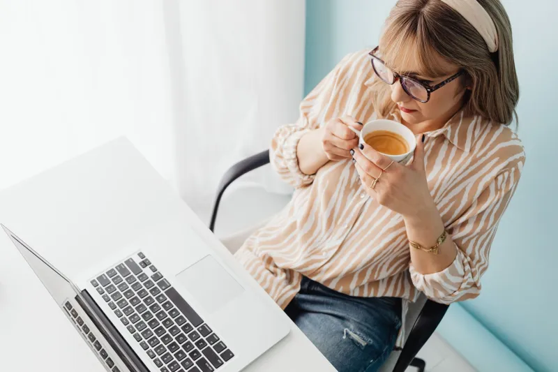 Schermo Tutto il Giorno? Come i Filtri Luce Blu Stanno Ridefinendo il Lavoro da Remoto