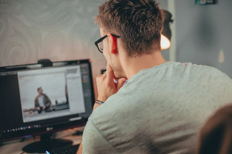 Visione e Prestazione: L'Ottica Intelligente per Chi Lavora sotto i Riflettori Digitali